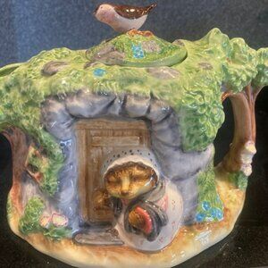 RARE Beatrix-Potter Mrs. Tiggy-winkle Teapot